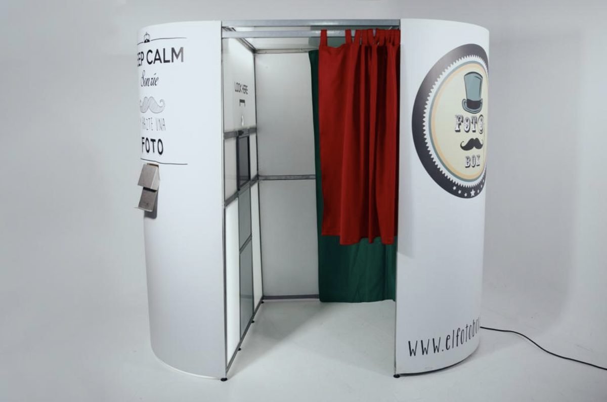 Fotomatón clásico premium para bodas en Murcia — cabina de fotos con impresión instantánea