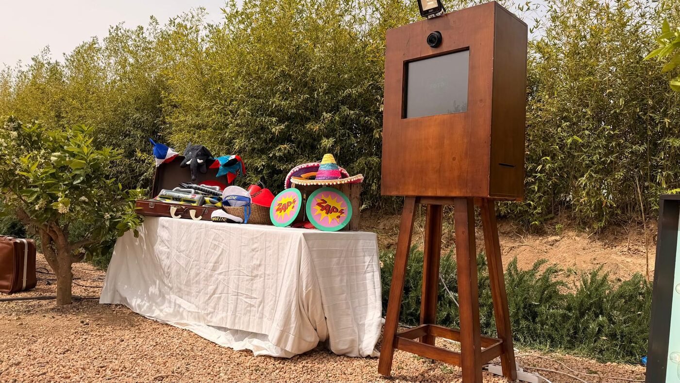 Fotomatón de madera al aire libre en boda