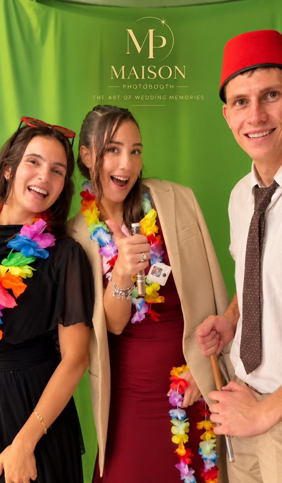 Invitados con atrezzo en fotomatón de boda