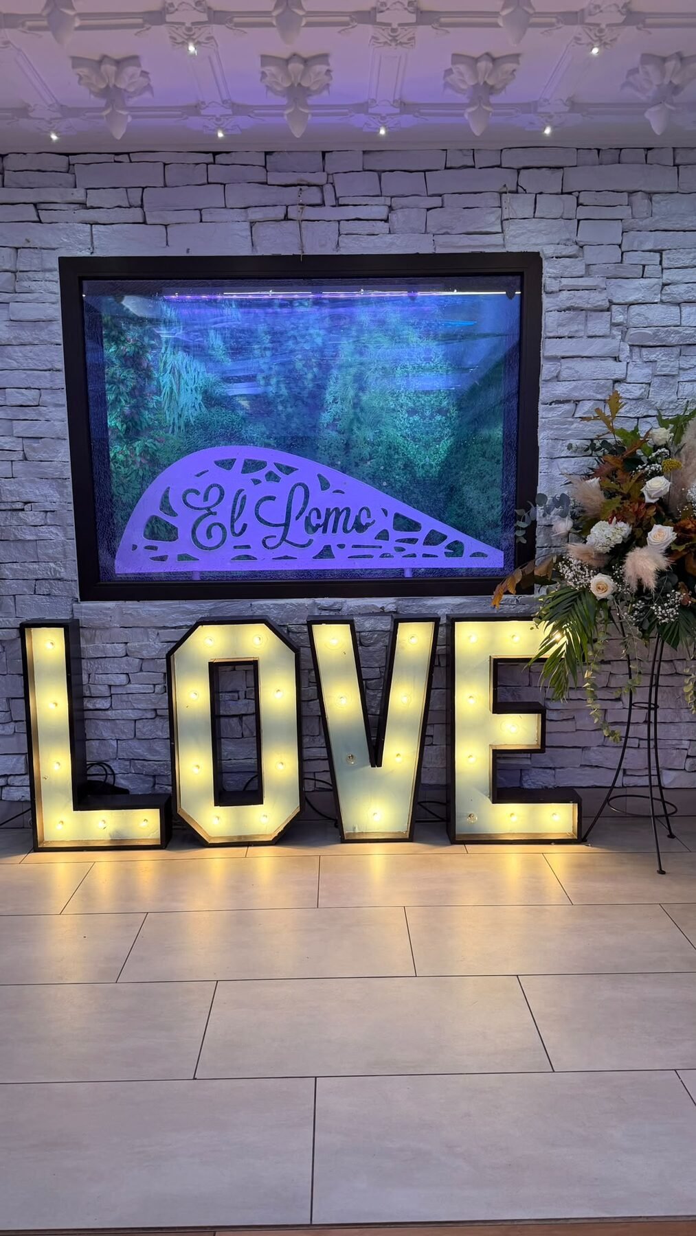 Letras LOVE iluminadas en boda en El Lomo