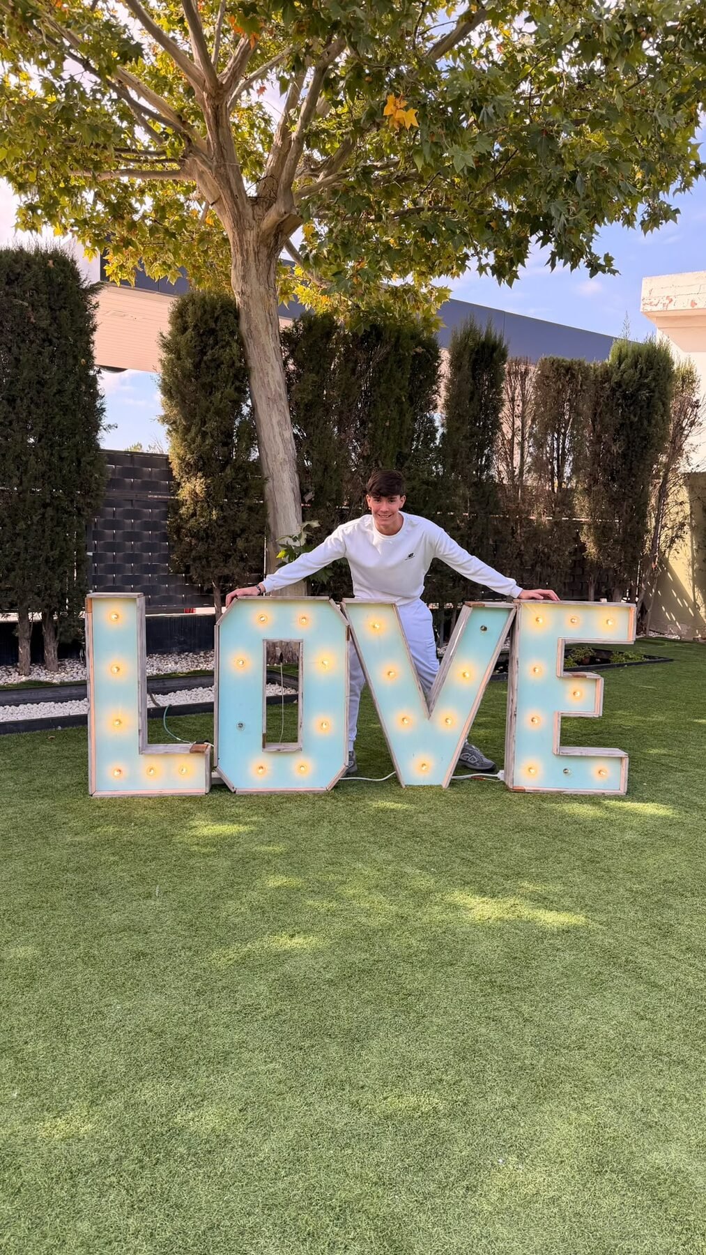 Letras LOVE en jardín de boda