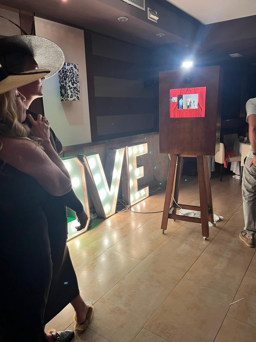 Invitada usando fotomatón retro