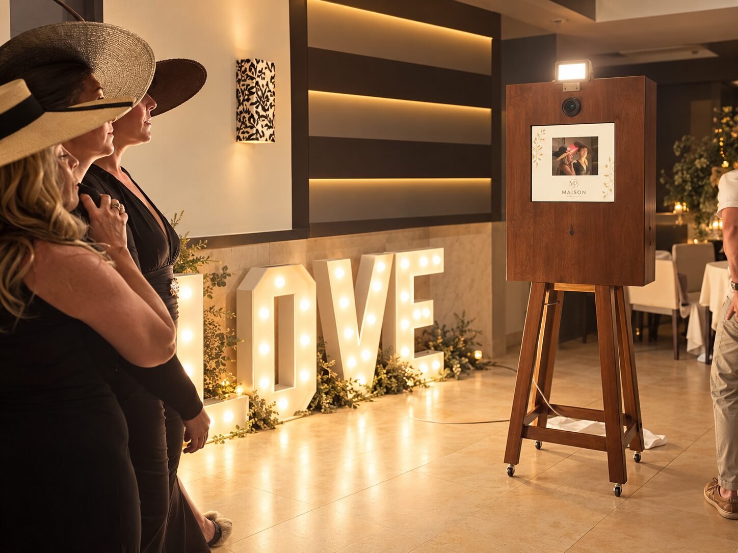 Fotomatón para bodas de Maison Photobooth, con invitados en la celebración