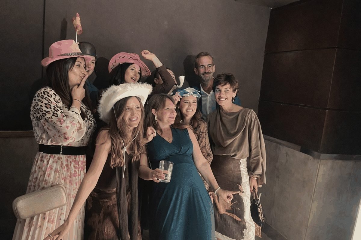 Equipo profesional Maison Photobooth — servicio de fotomatón premium para bodas
