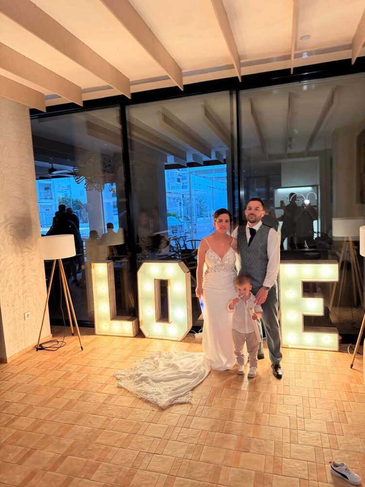 Pareja con letras LOVE en boda en Valencia